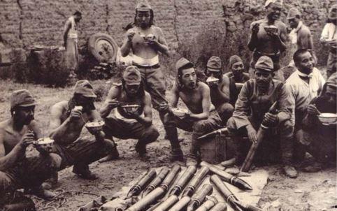 军人教练吃瓜,揭秘军营里的轻松时光