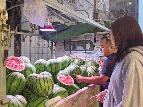 带客户吃瓜,一场别开生面的商务宴请体验