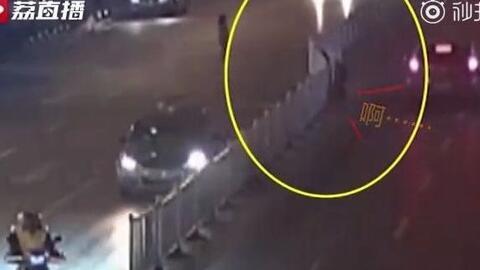 吃瓜翻护栏摔倒