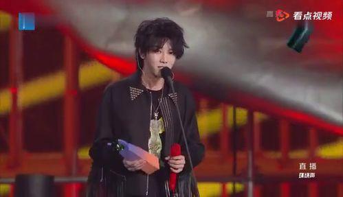 华晨宇在路边吃瓜,意外成为吃瓜群众焦点