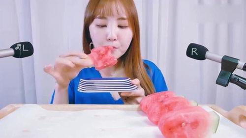 美国吃瓜小姐姐,揭秘美国年轻人的娱乐生活与社交现象