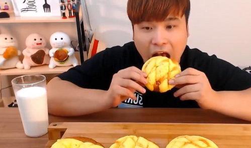 小哥吃哈密瓜球,甜蜜滋味尽享其中