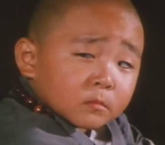 郝邵文吃瓜图片,萌态十足引网友热议